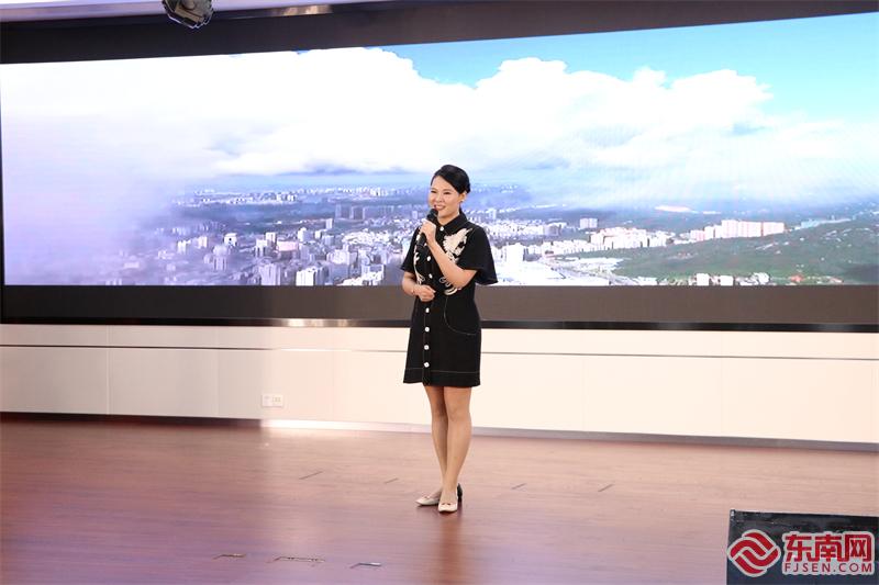 演讲者风采 东南网见习记者陈澍 摄.jpg